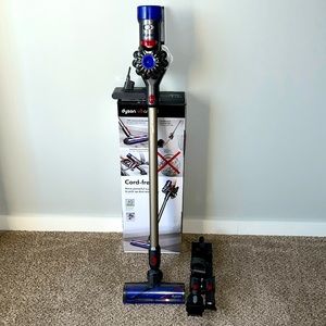 DYSON V8 ANIMAL CORDLESS VACCUM **NEEDS NEW BATTERY* & COMES W/CHARGER!! *AS IS*